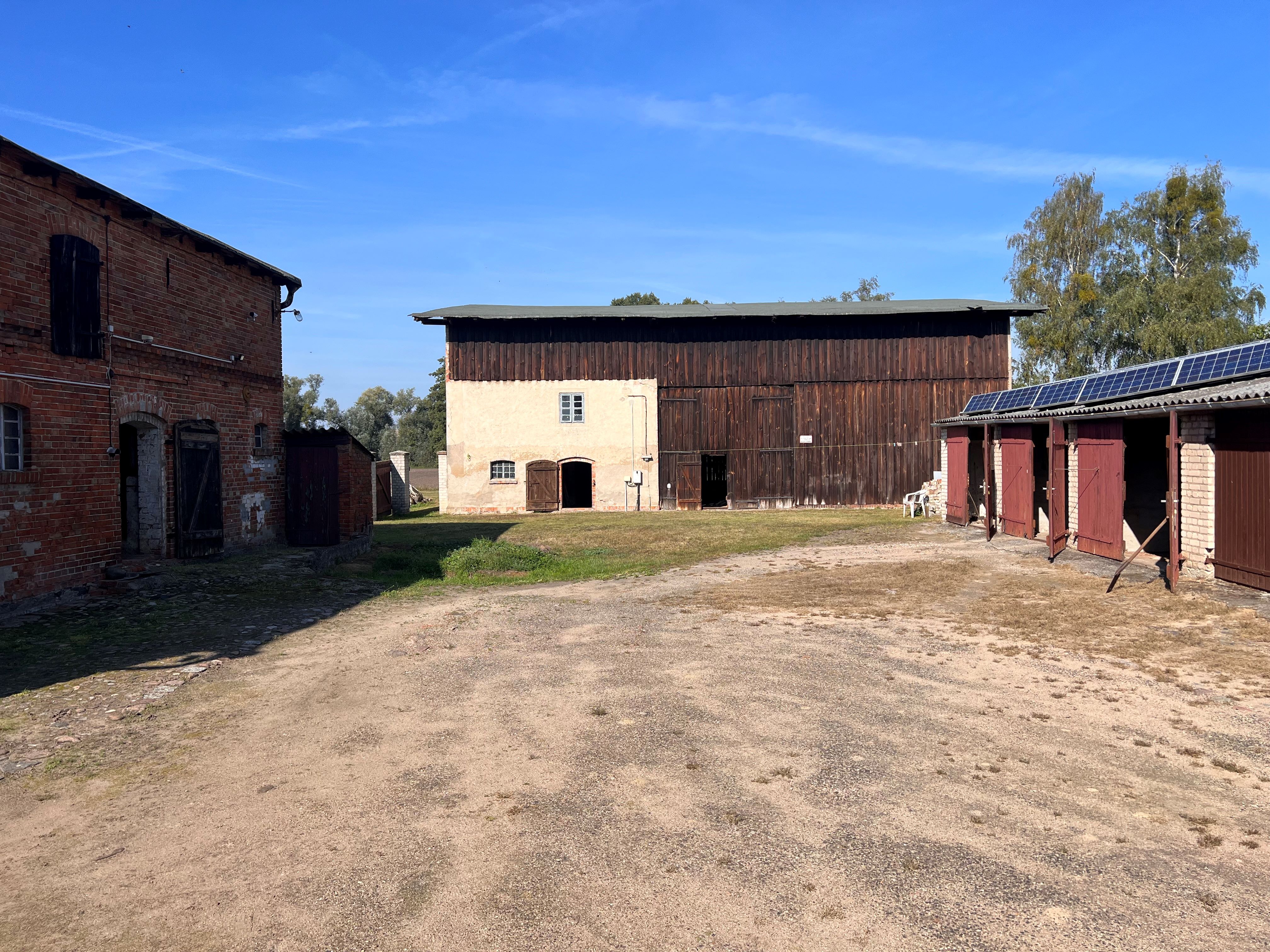 Hof mit Stall, Scheune, Garagen und Nebengelass